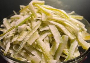 Mứt vỏ bưởi Cồn Sơn Food được chế biến từ vỏ bưởi tươi, có hương thơm tự nhiên và vị ngọt thanh dễ ăn.